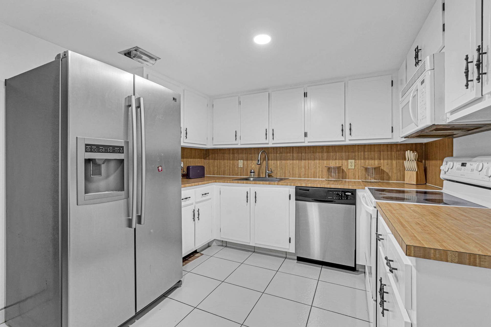 16200 Golf Club Road, #206, Weston, FL 33326 Kitchen
