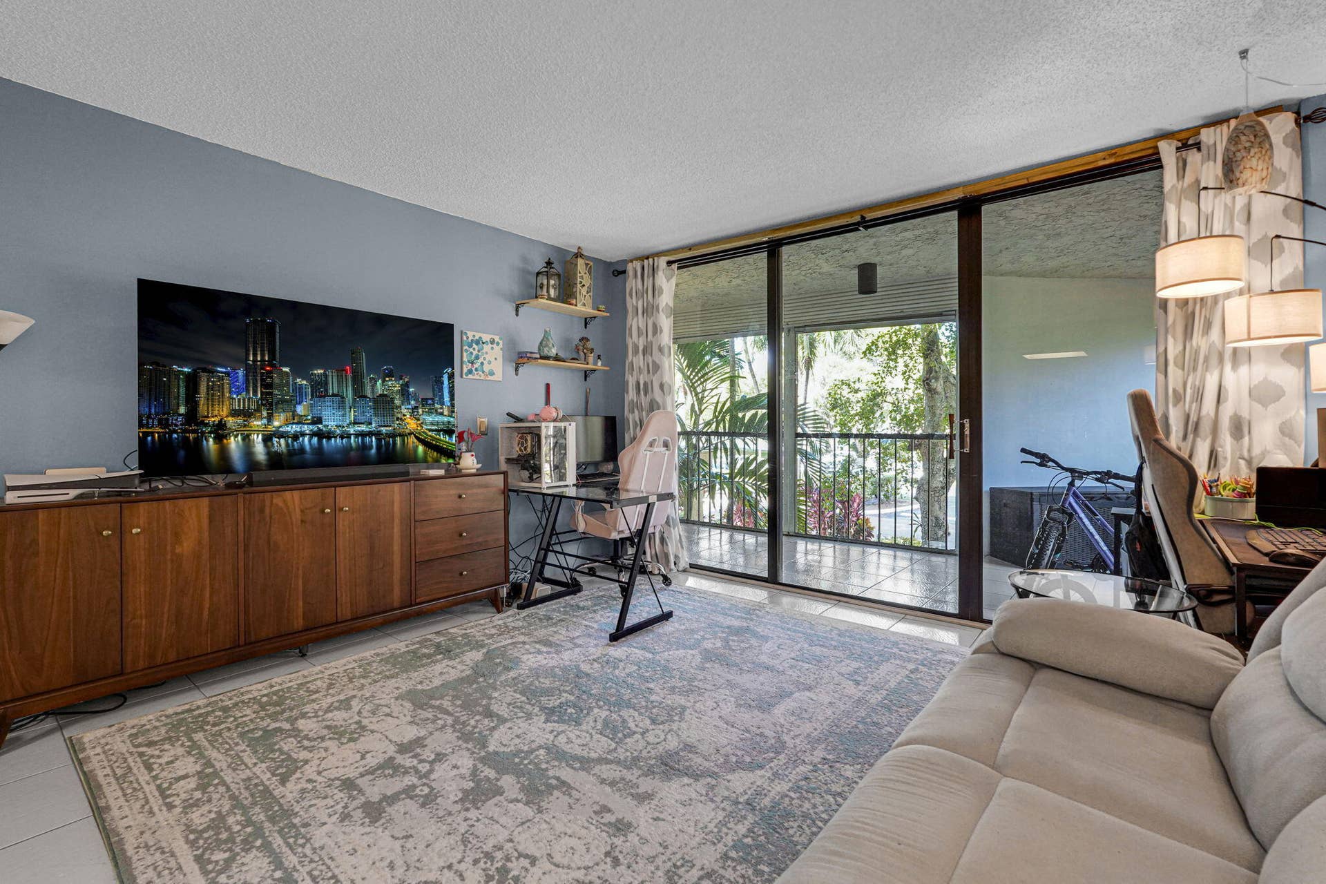 16200 Golf Club Road, #206, Weston, FL 33326 Living room