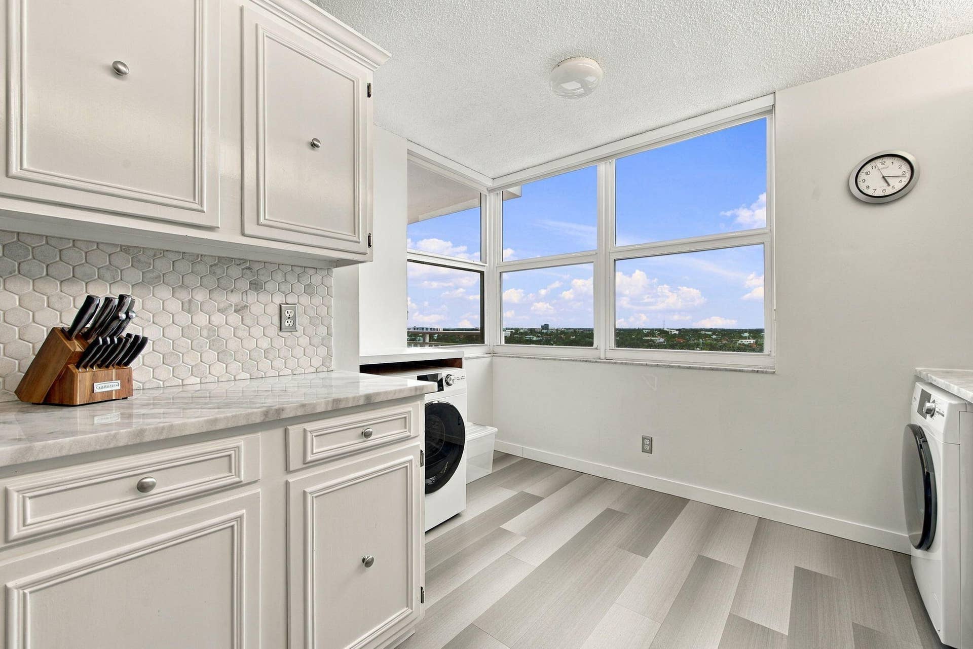KITCHEN WITH WOOD LOOK GRAY TILE.