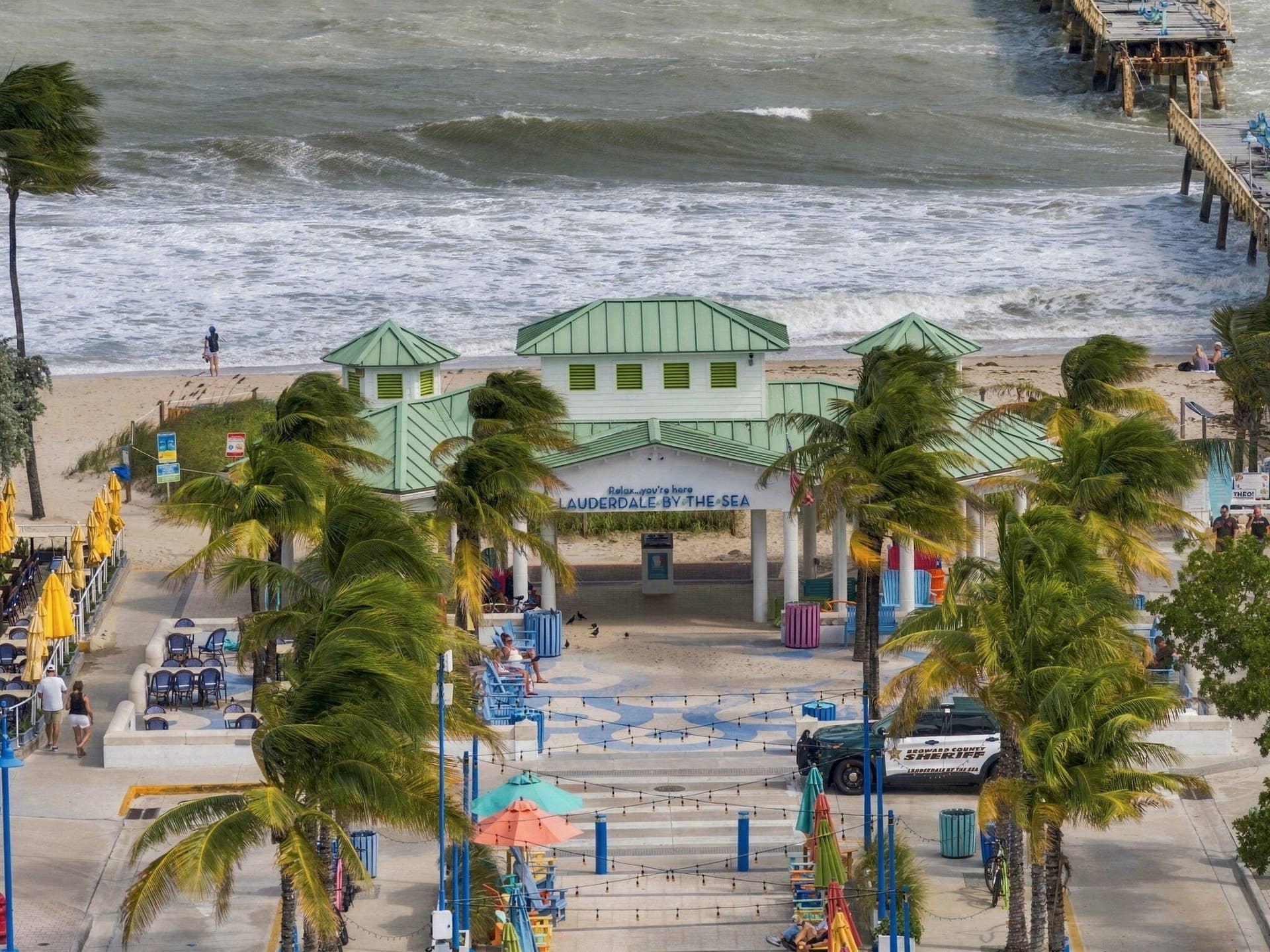 DOWNTOWN LAUDERDALE BY THE SEA SHOPS & RESTAURANTS ARE ABOUT 7 BLOCKS AWAY.