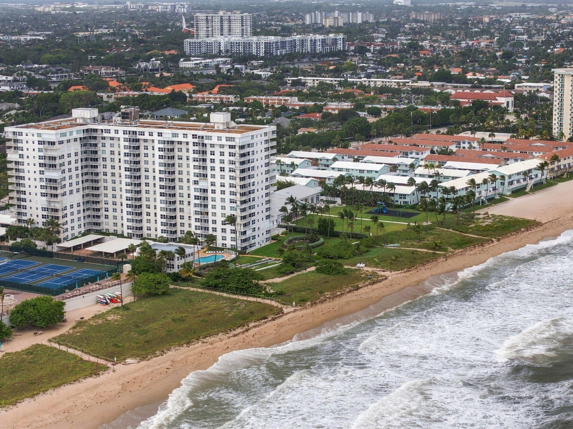 LIVE DIRECTLY ON THE BEACH!