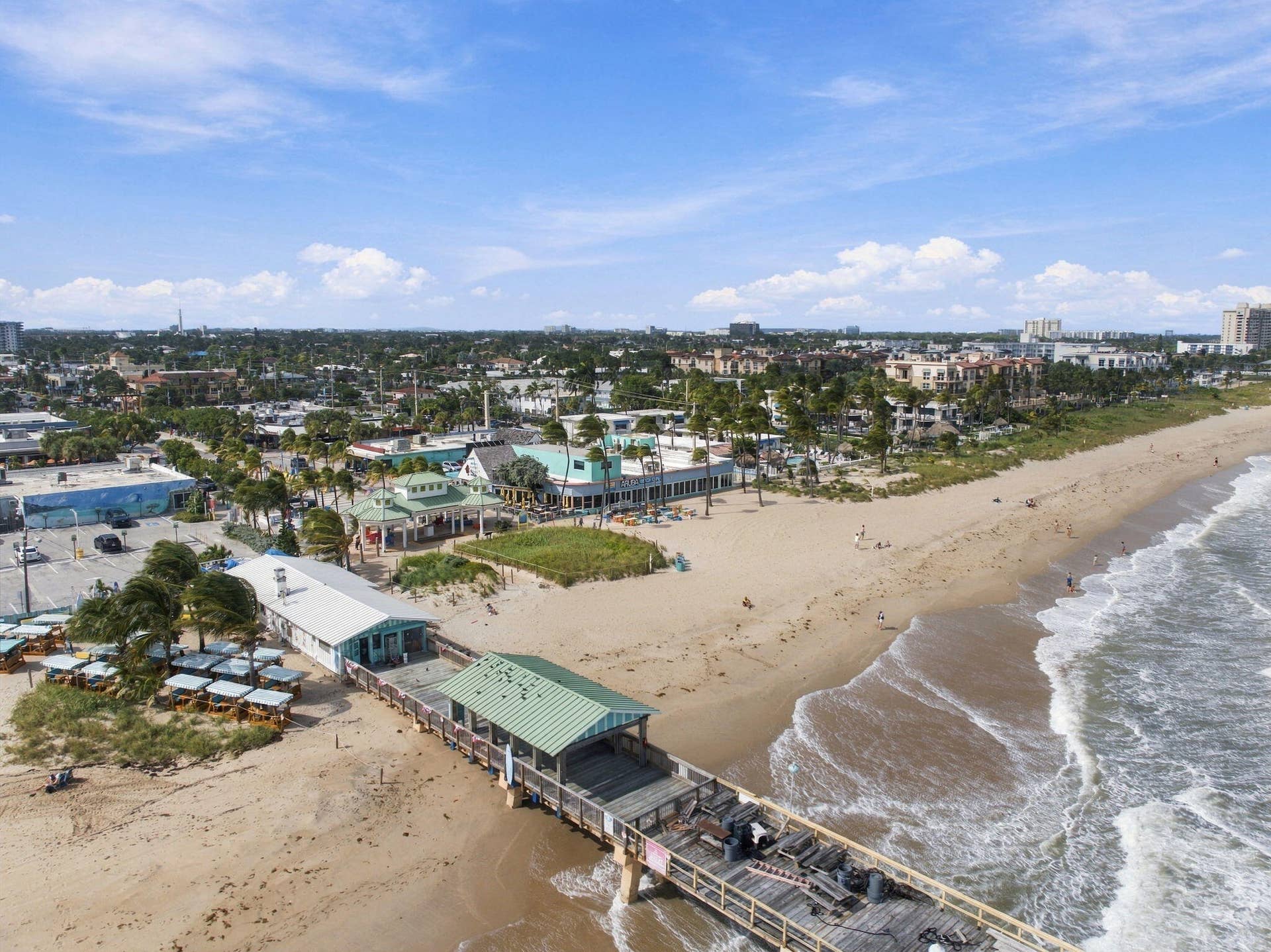 DOWNTOWN SHOPS & RESTAURANTS BY THE BEACH...