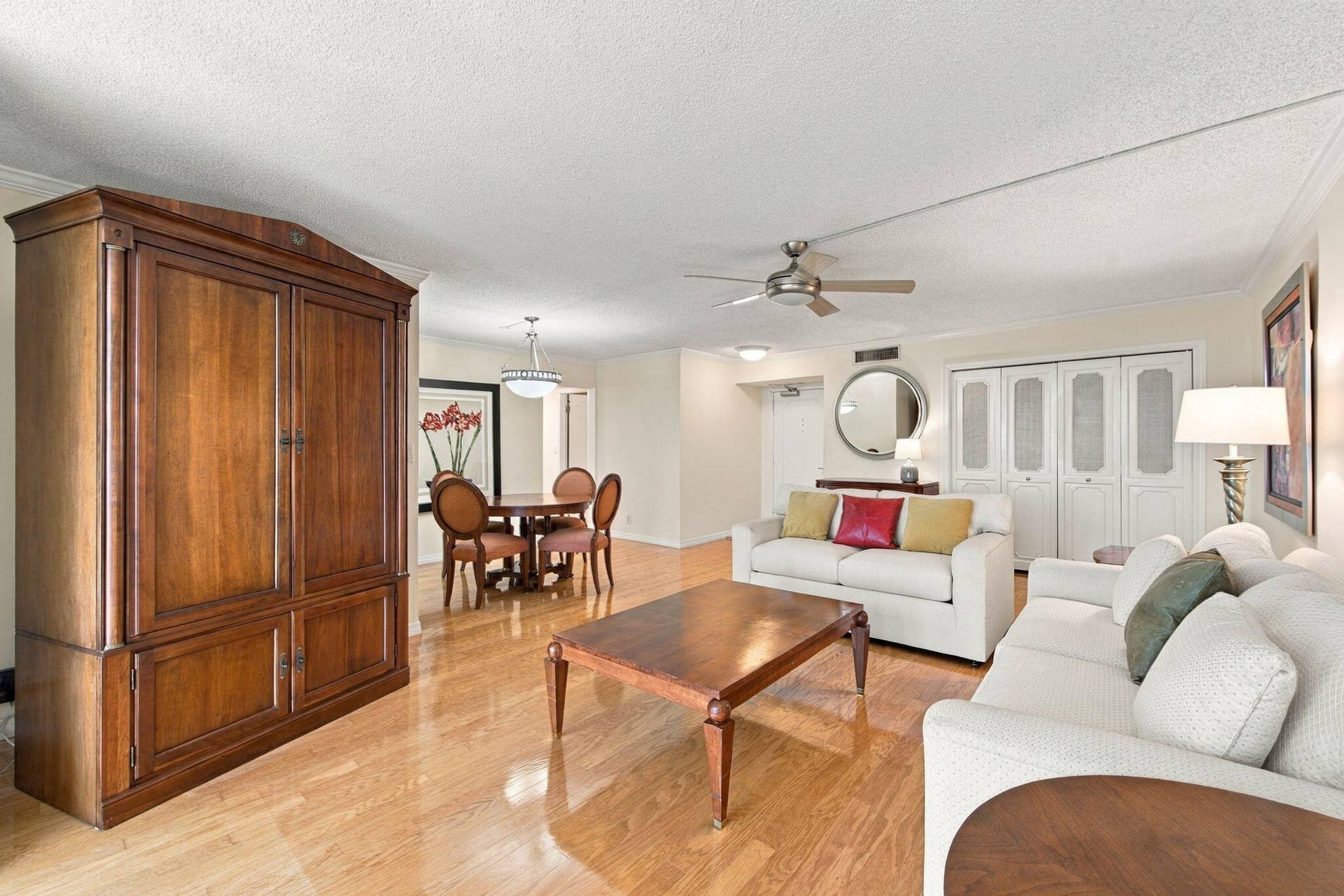 LIVING ROOM/DINING ROOM