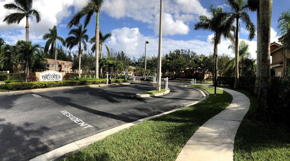 3740 N Jog Road, #106, West Palm Beach, FL 33411 Briar Bay II Entrance Area