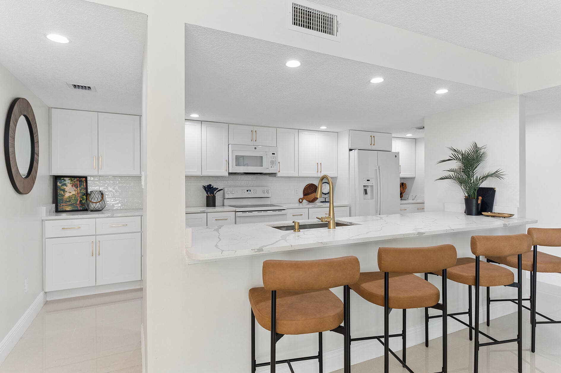 2025 LAVERS Circle, #D404, Delray Beach, FL 33444 Open concept kitchen