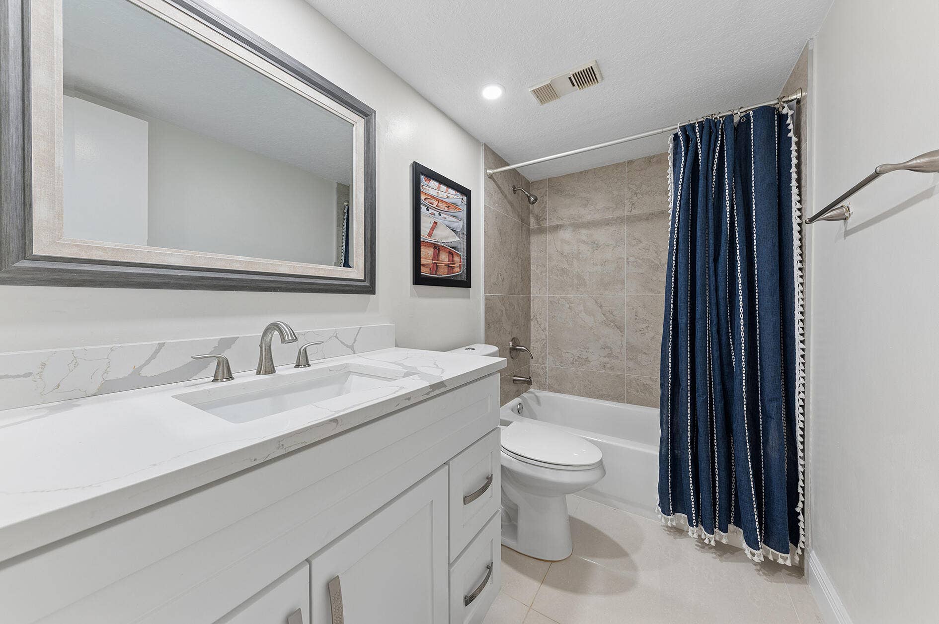 2025 LAVERS Circle, #D404, Delray Beach, FL 33444 Guest bath