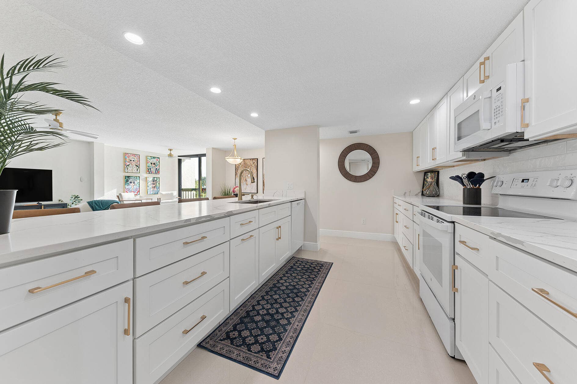 2025 LAVERS Circle, #D404, Delray Beach, FL 33444 Kitchen