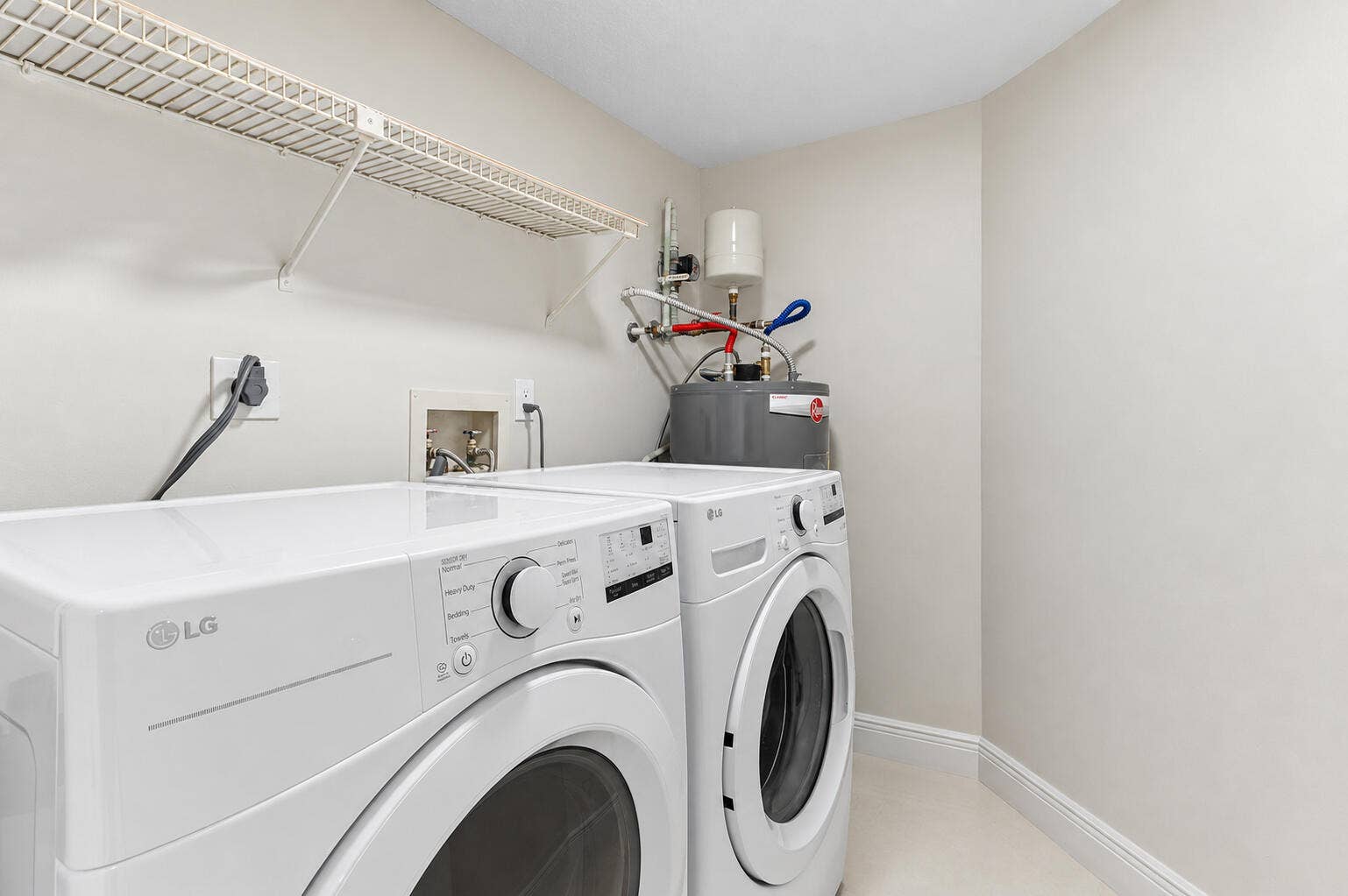 2025 LAVERS Circle, #D404, Delray Beach, FL 33444 Full size laundry room