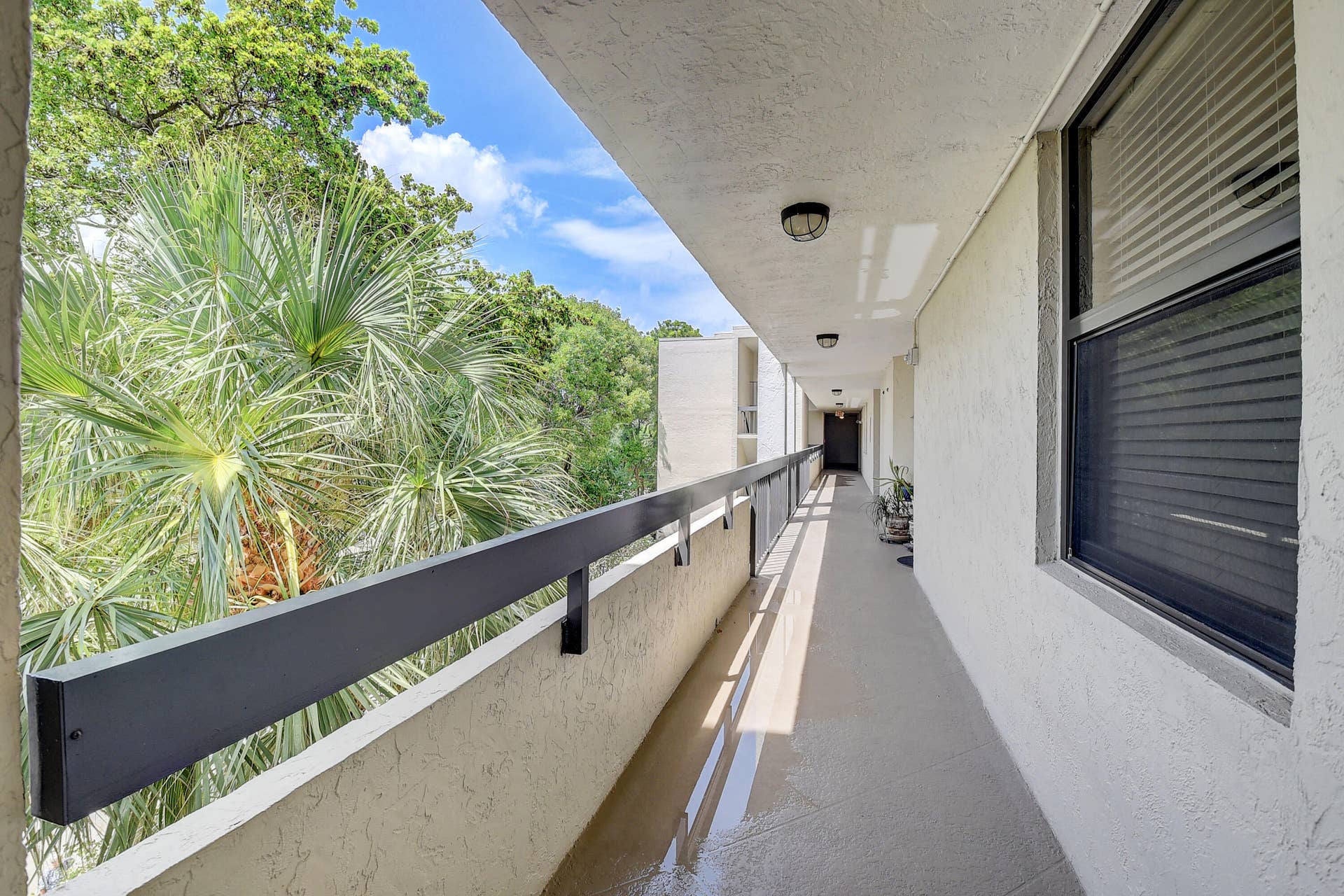 2025 LAVERS Circle, #D404, Delray Beach, FL 33444 Catwalk
