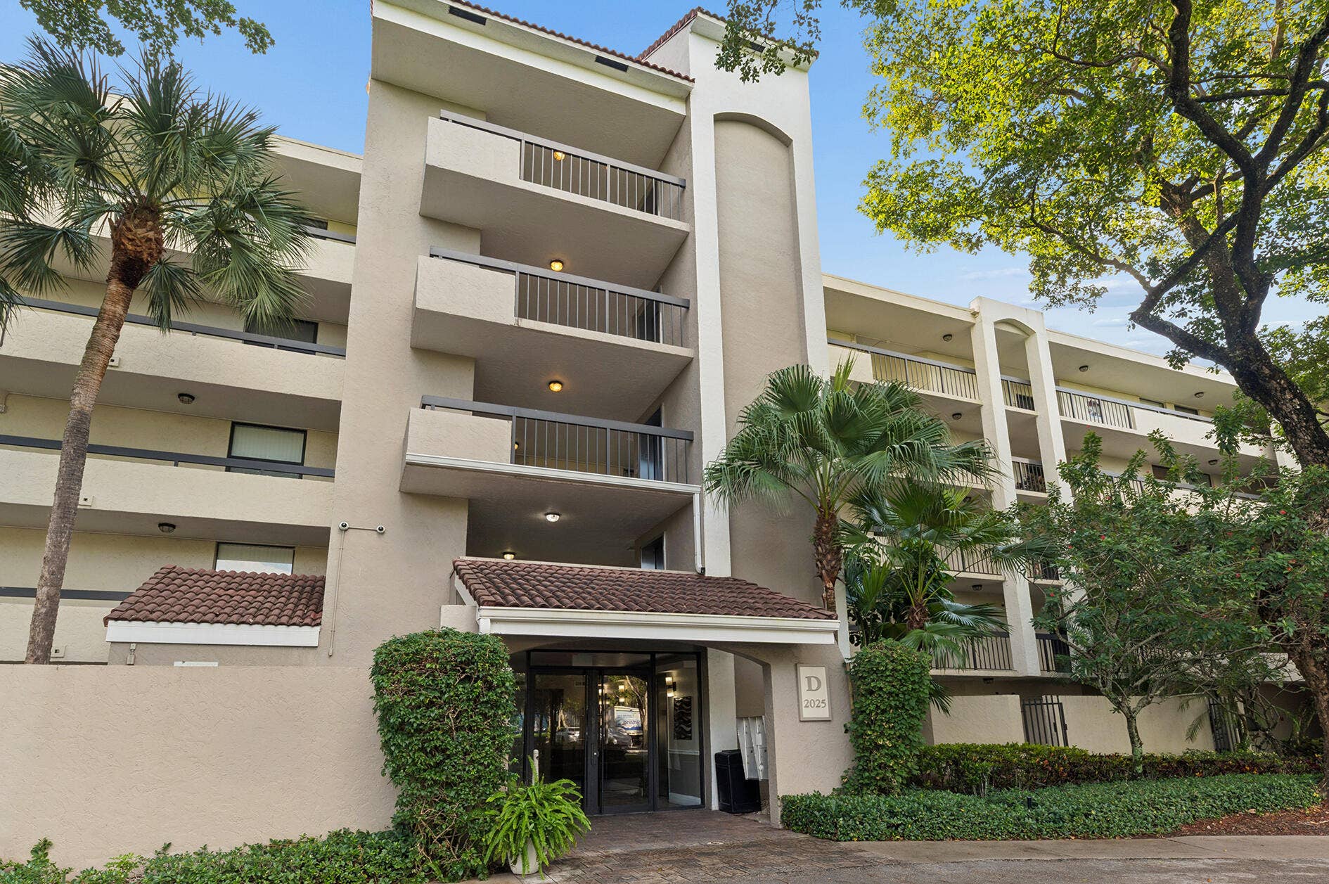 2025 LAVERS Circle, #D404, Delray Beach, FL 33444 Exterior building