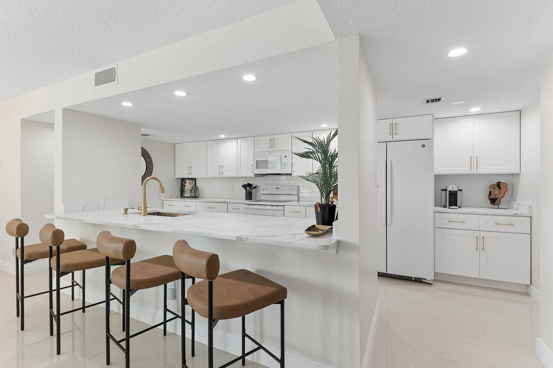 2025 LAVERS Circle, #D404, Delray Beach, FL 33444 Kitchen open concept