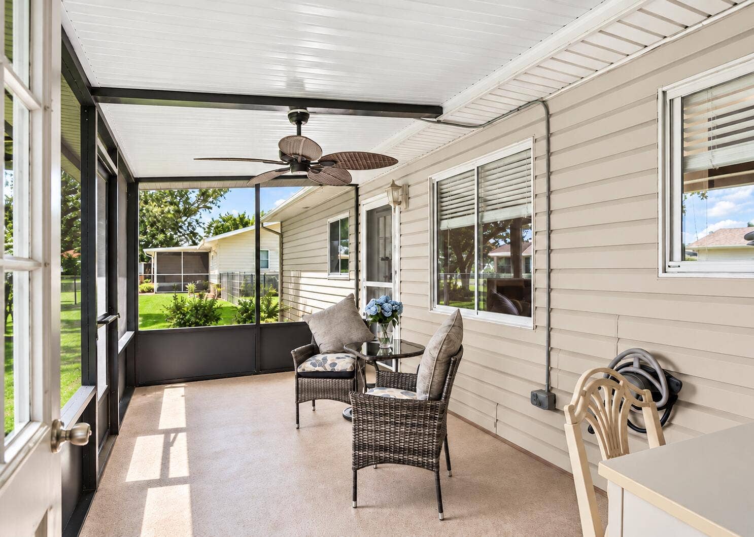 17760 SE 108th Avenue, Summerfield, FL 34491 Creamy Beige Screened Patio Retreat