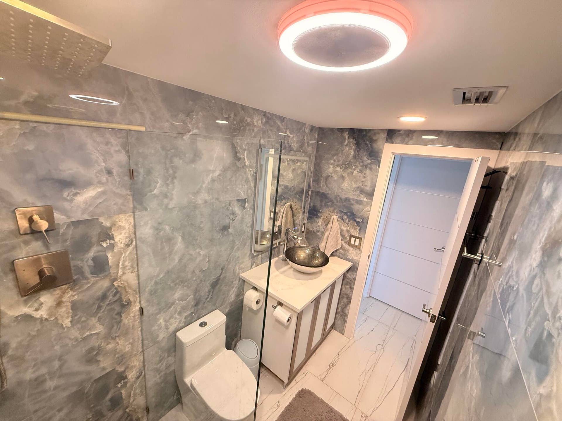 105 PARADISE HARBOUR Boulevard, #108, North Palm Beach, FL 33408 Bath