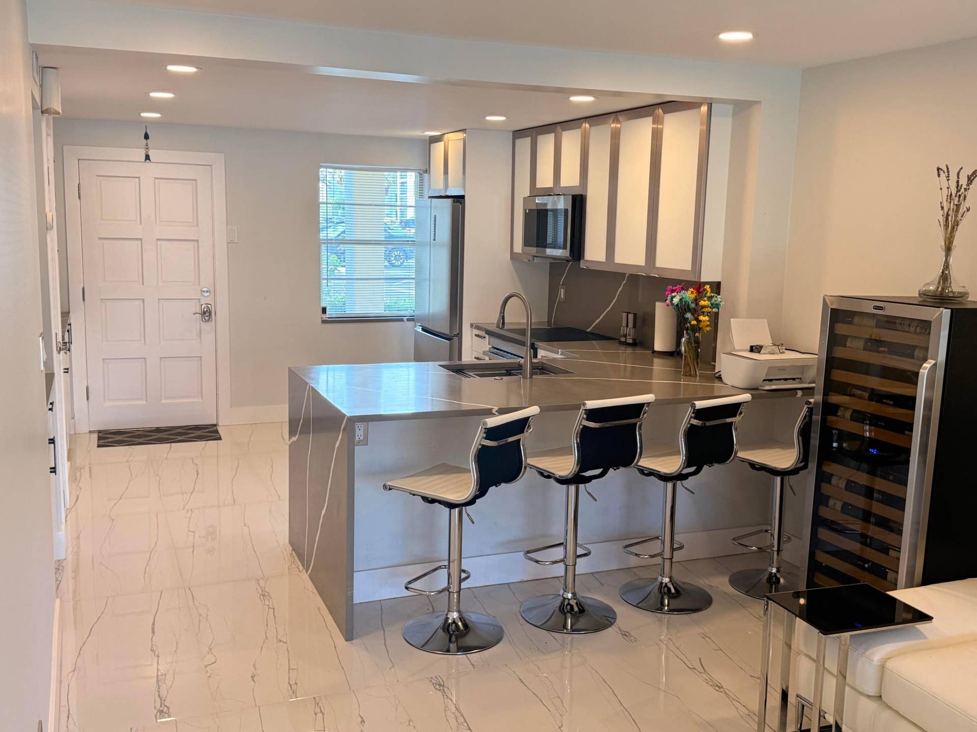 105 PARADISE HARBOUR Boulevard, #108, North Palm Beach, FL 33408 Bar
