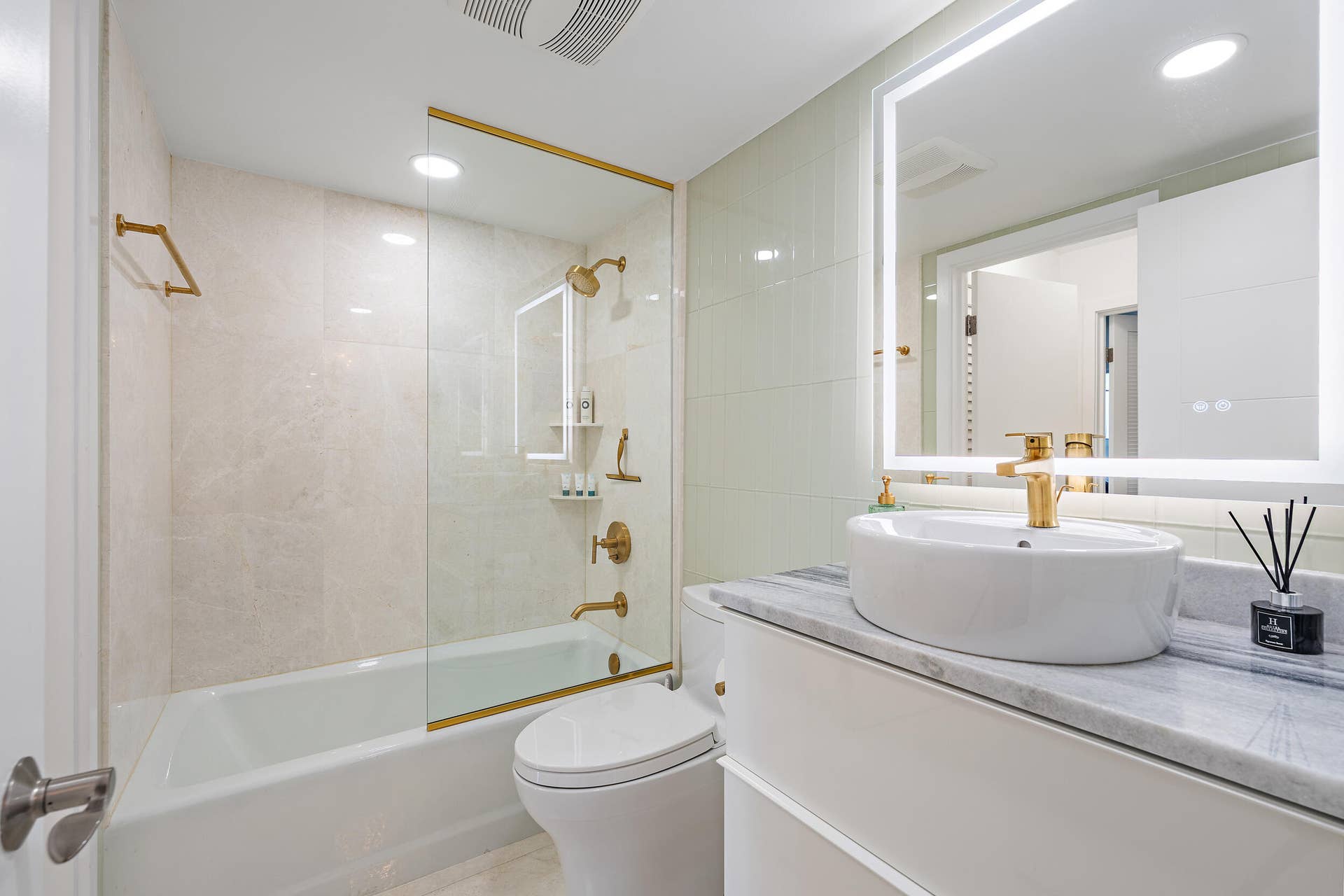 5460 N Ocean Drive, #12-C, Singer Island, FL 33404 Guest Bath