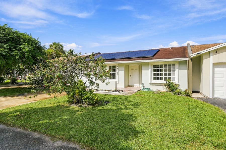 Property photo for 300 E LAKEWOOD Circle E, #B, Margate, FL