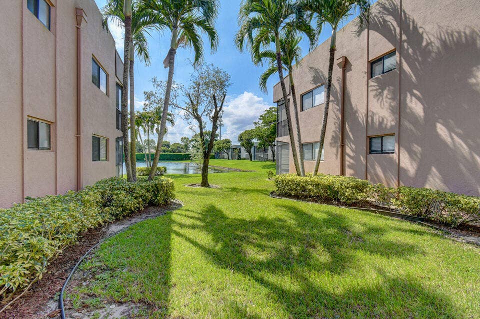 15054 Ashland Way, #81, Delray Beach, FL 33484 Side yard