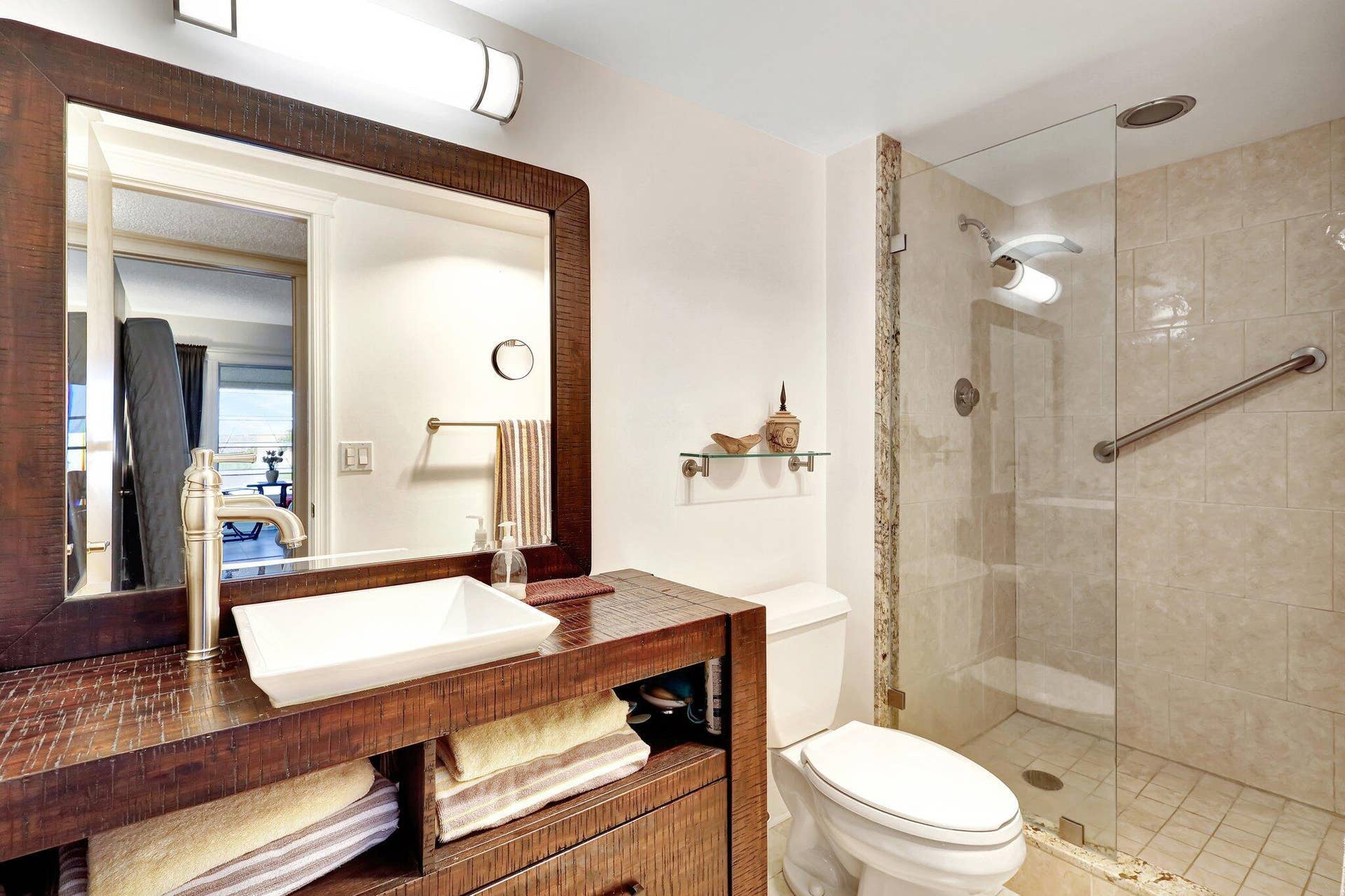 373 WELLINGTON J, West Palm Beach, FL 33417 GUEST BATH