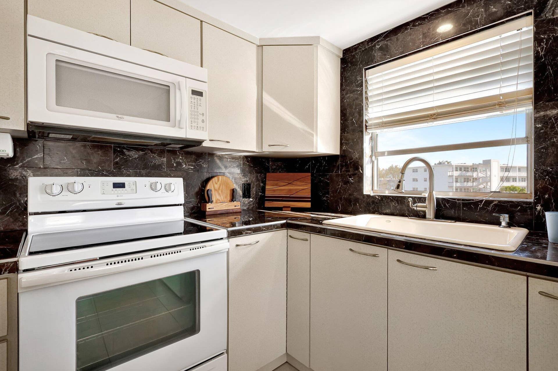 373 WELLINGTON J, West Palm Beach, FL 33417 EXTRA INDOWS