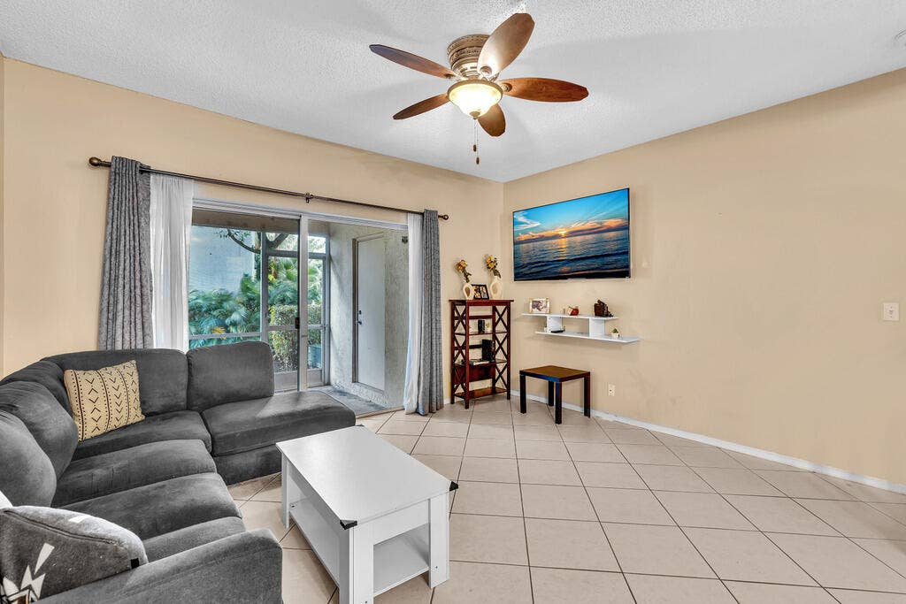 5464 JUBILEE Way, #221, Margate, FL 33063 Dining & Living room