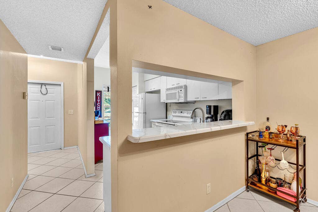 5464 JUBILEE Way, #221, Margate, FL 33063 Pass-through opening