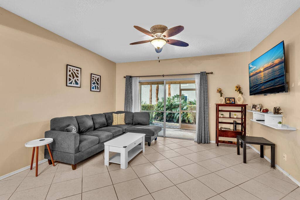5464 JUBILEE Way, #221, Margate, FL 33063 Living room