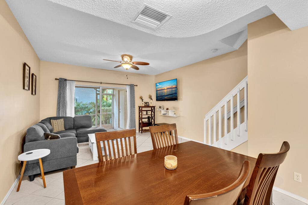 5464 JUBILEE Way, #221, Margate, FL 33063 Dining & Living room