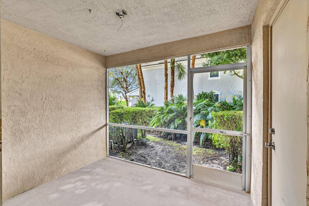 5464 JUBILEE Way, #221, Margate, FL 33063 Screen and patio