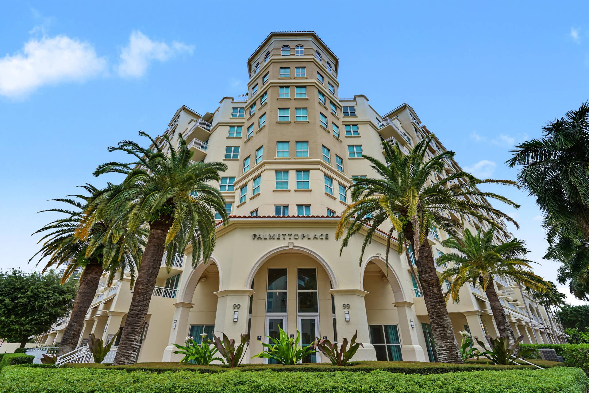 99 SE Mizner Boulevard, #602, Boca Raton, FL 33432 Palmetto Place | Main Entrance & Palm-Li