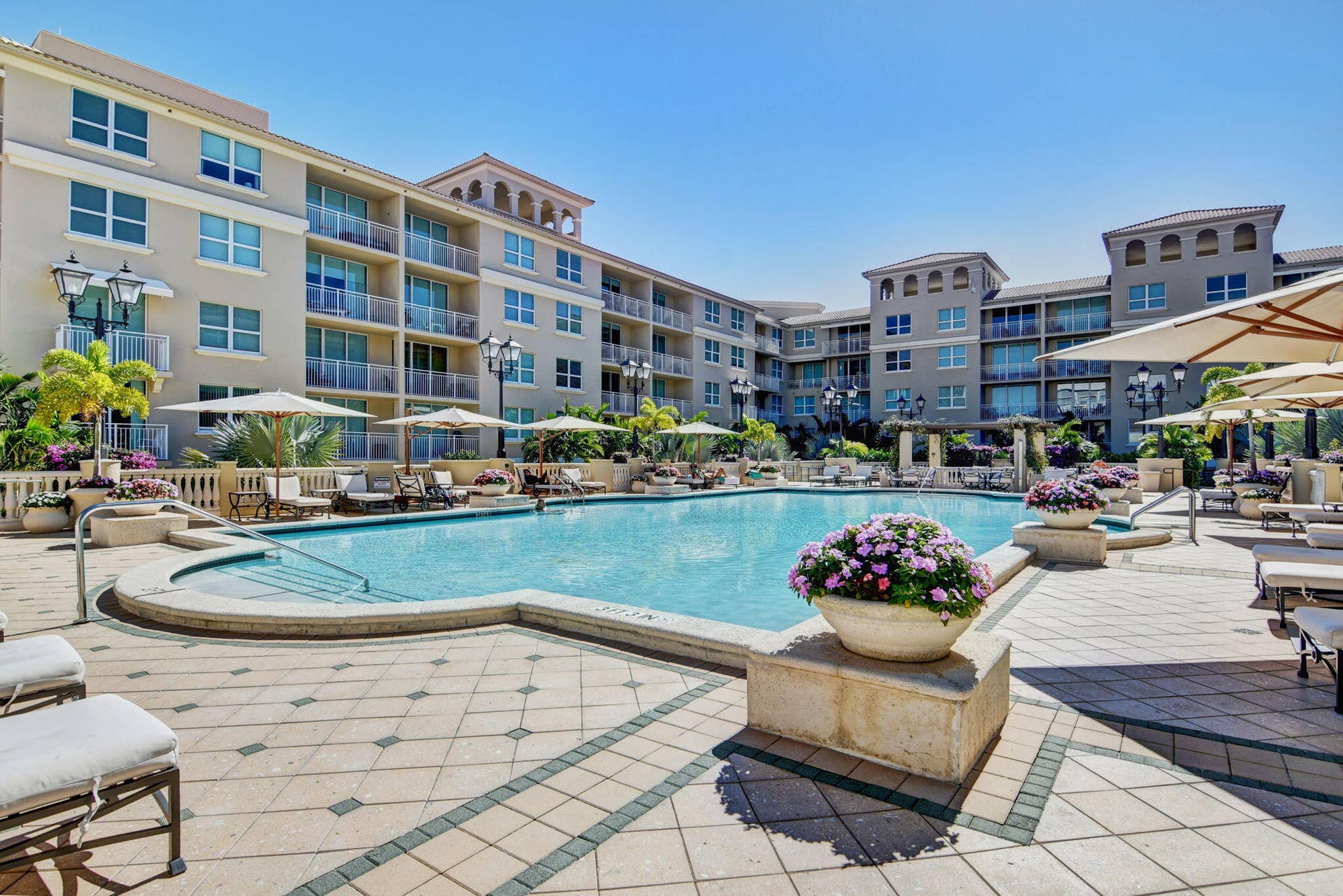 99 SE Mizner Boulevard, #602, Boca Raton, FL 33432 palmetto-place-boca-raton-pool-courtyard