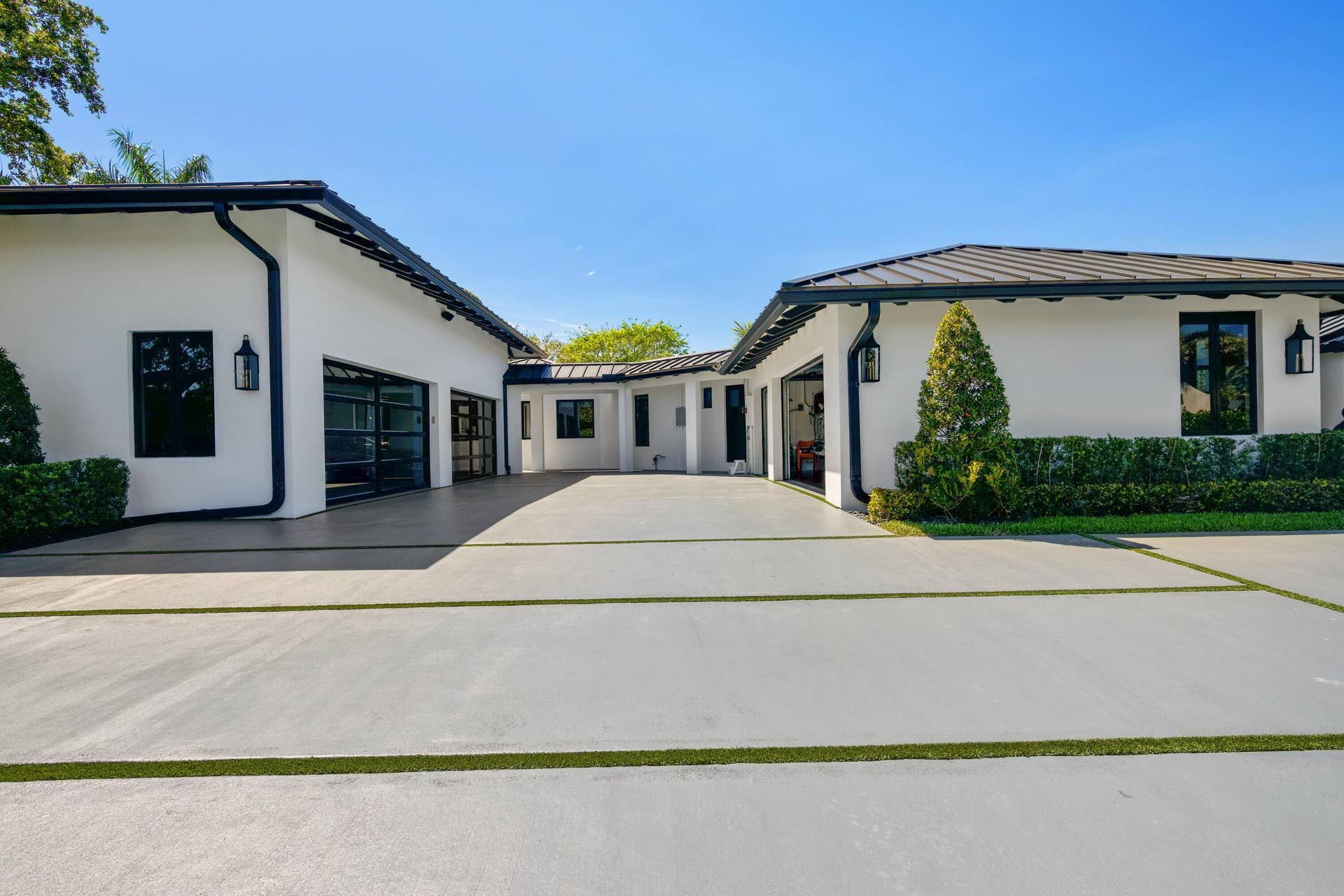 2 Separate Garage Bays Can Hold 11 Cars