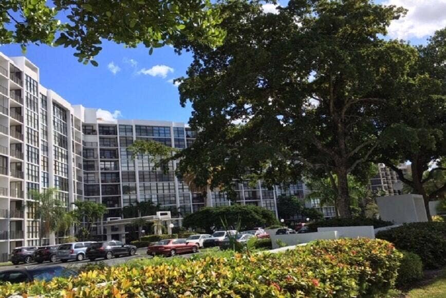 1000 PARKVIEW Drive, #206, Hallandale Beach, FL 33009 e9146163f7384b348935a4d16efd78fd