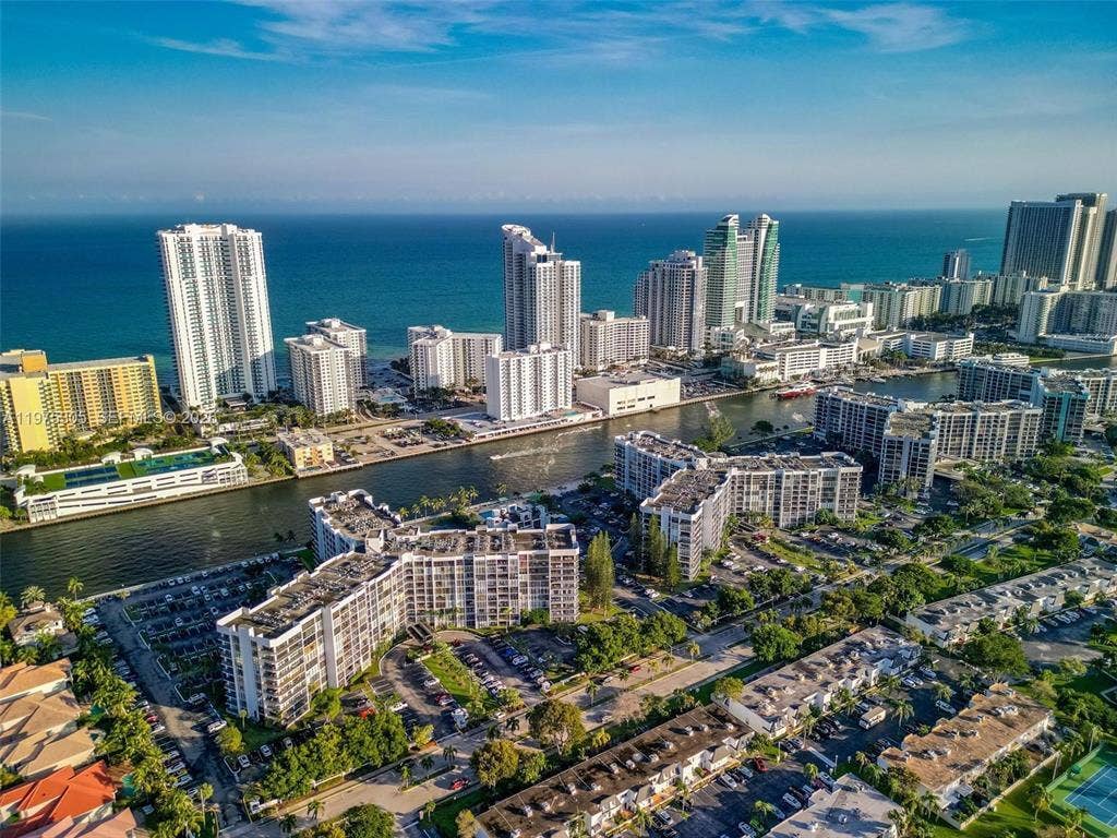 1000 PARKVIEW Drive, #206, Hallandale Beach, FL 33009 GetMedia (3)