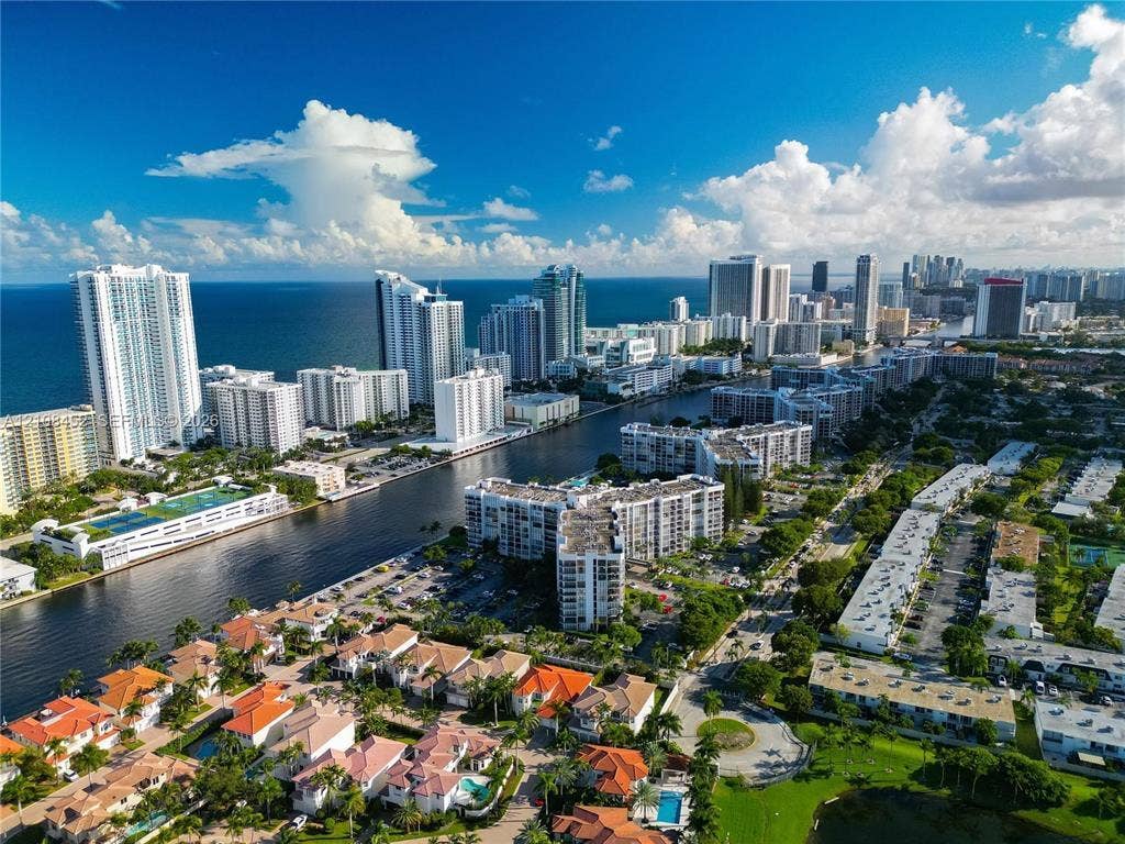 1000 PARKVIEW Drive, #206, Hallandale Beach, FL 33009 GetMedia (6)
