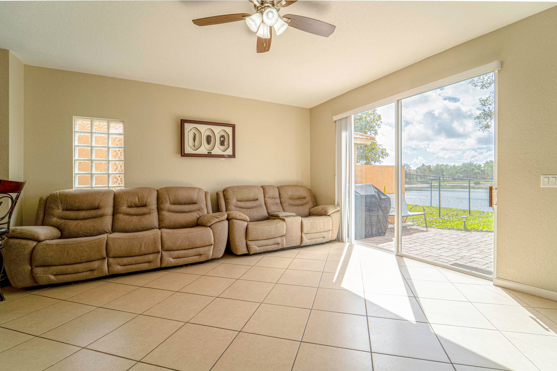 5_family room