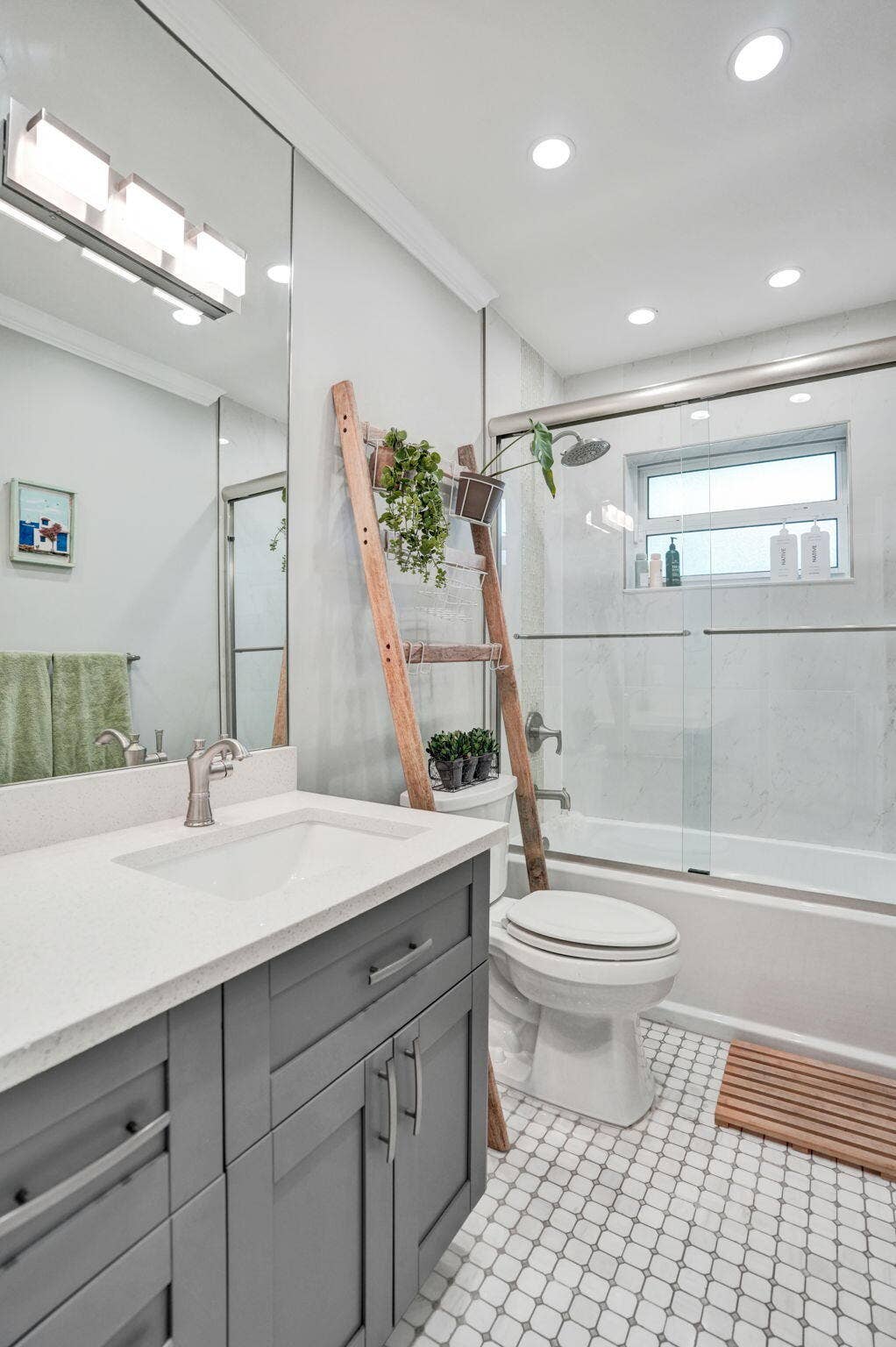 5241 NE 18th Terrace, Fort Lauderdale, FL 33308 Guest Bathroom.
