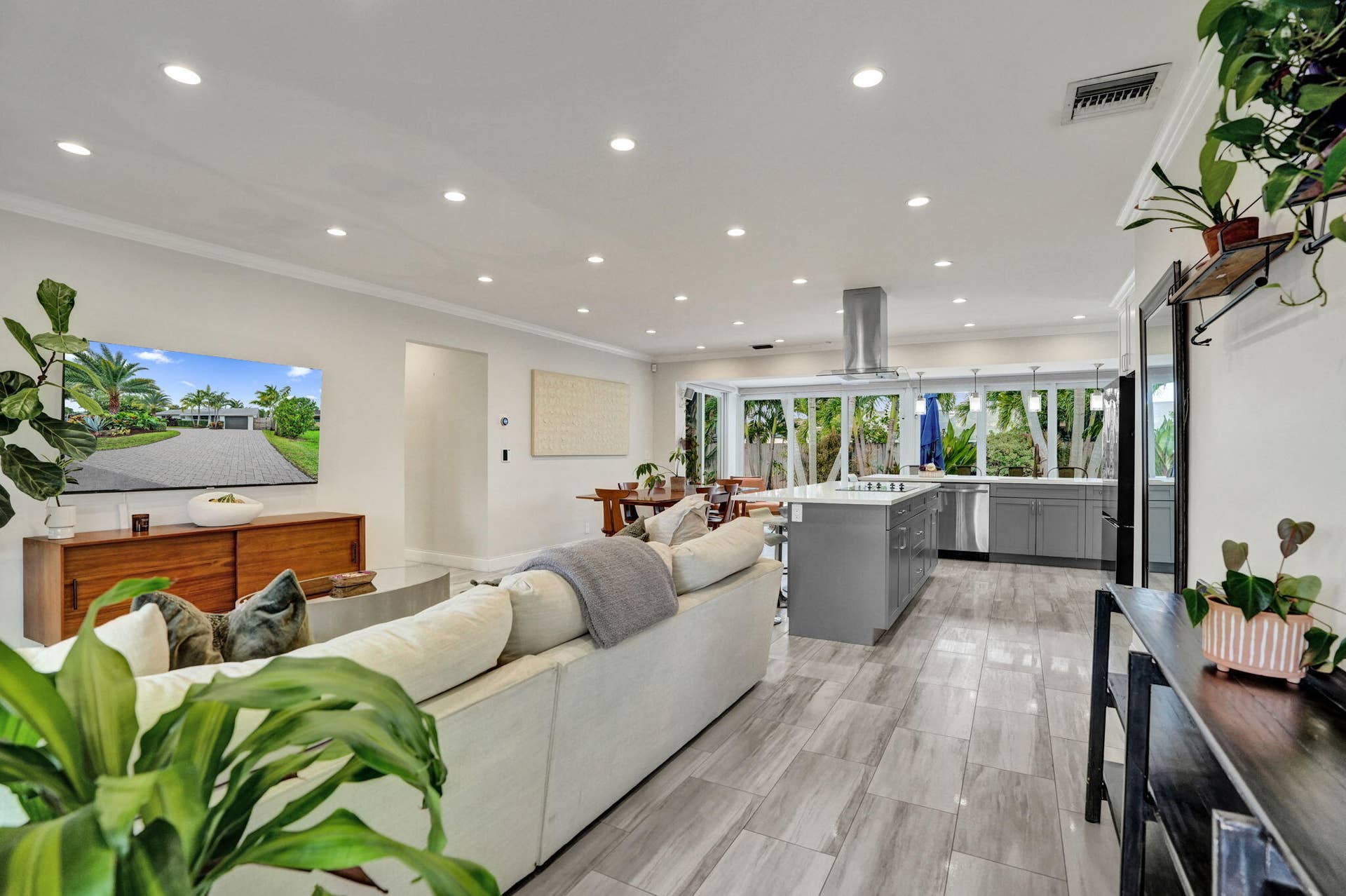 5241 NE 18th Terrace, Fort Lauderdale, FL 33308 Entrance in to the house.
