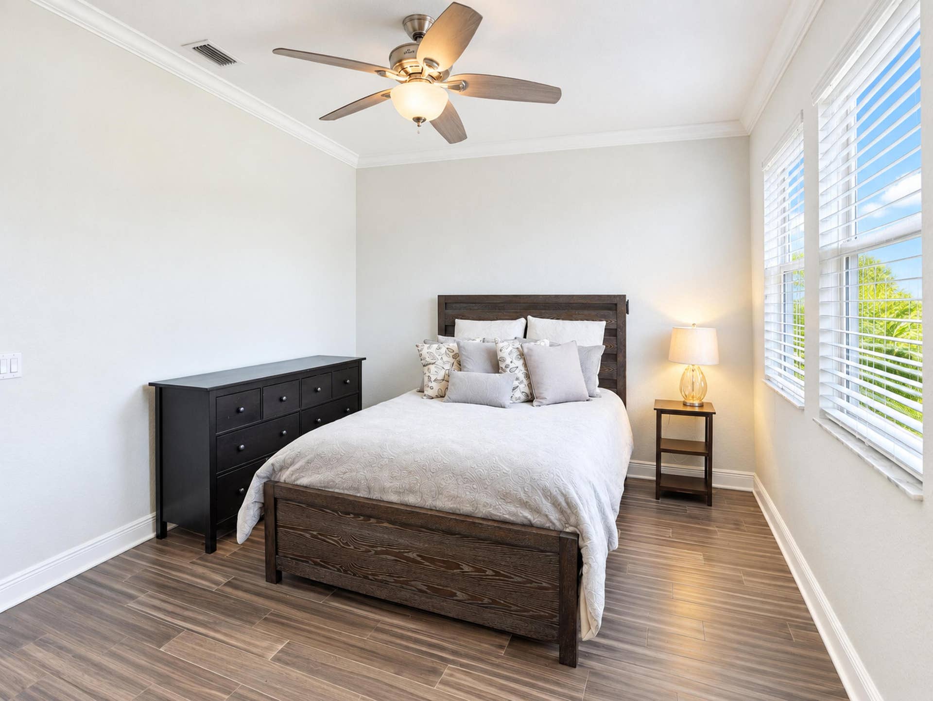 8601 Waterside Court, Parkland, FL 33076 Wood-finish flooring, crown molding, multi-pane windows with horizontal blinds, and a central ceiling fan with integrated lighting