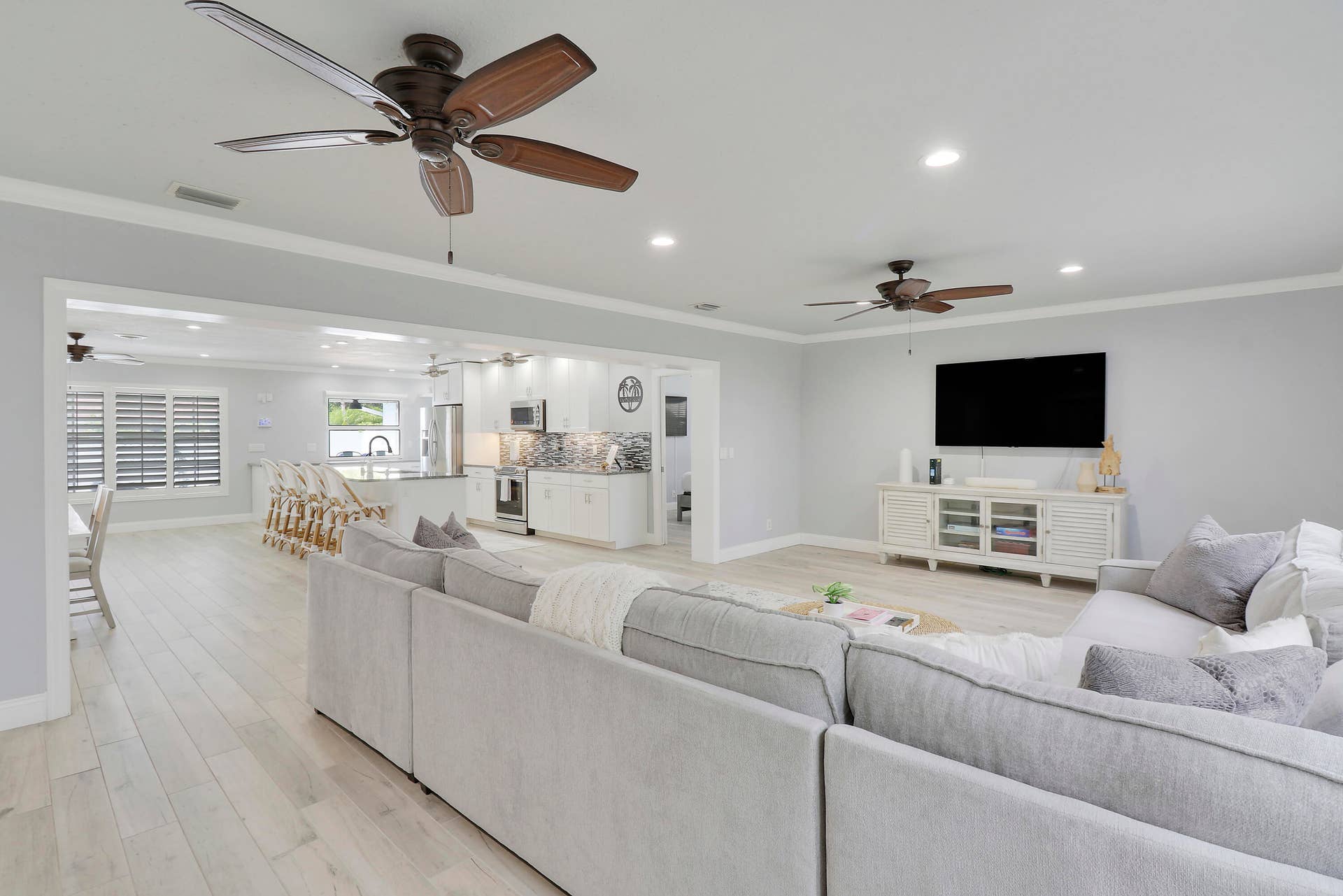 425 Marlin Road, North Palm Beach, FL 33408 Living