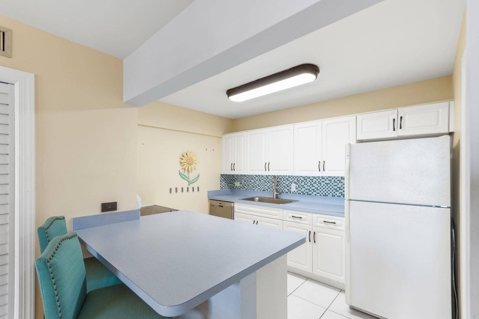 1200 MARINE Way, #203, North Palm Beach, FL 33408 Kitchen with Breakfast Bar