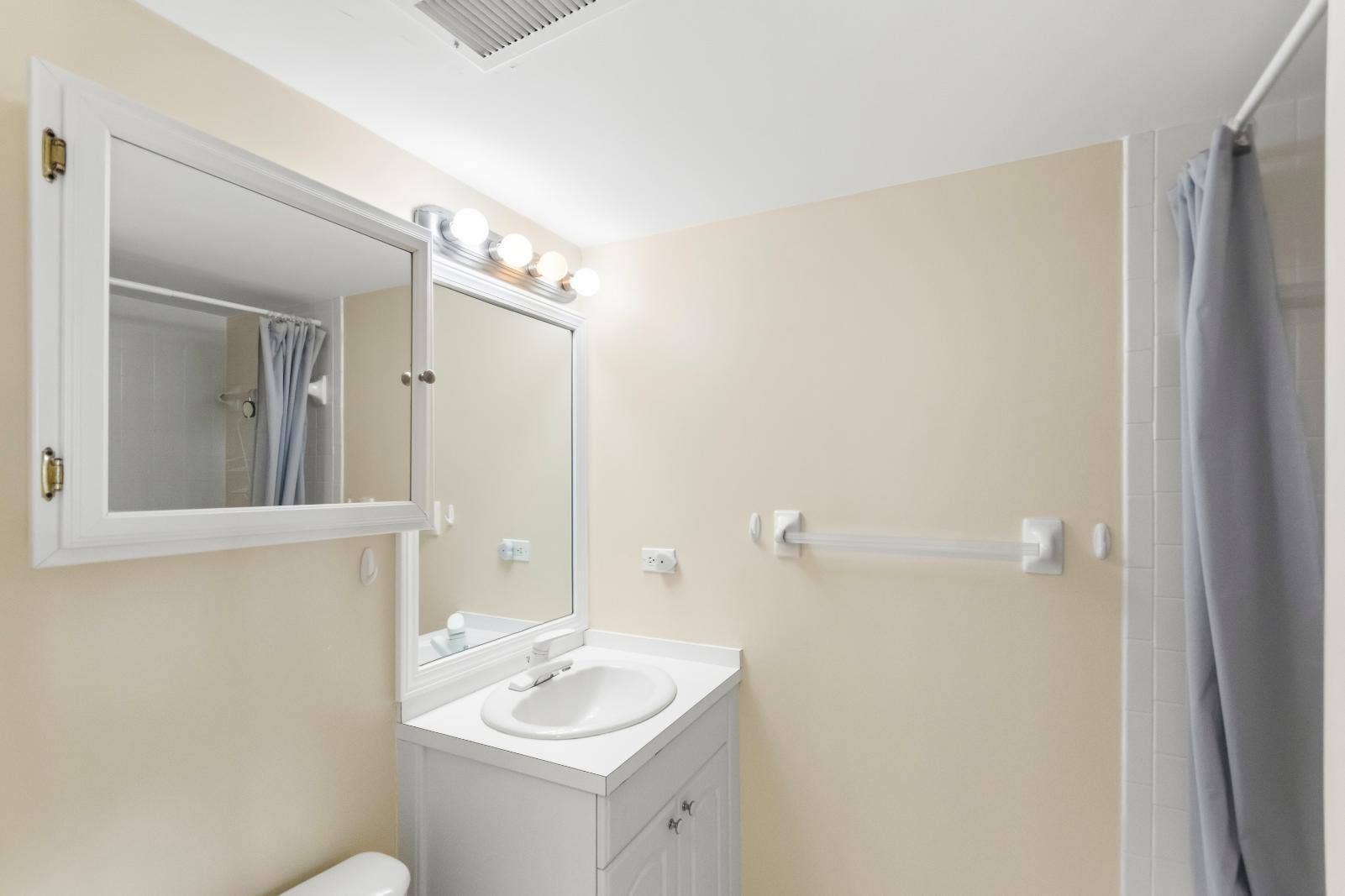 1200 MARINE Way, #203, North Palm Beach, FL 33408 Combo Tub and Shower