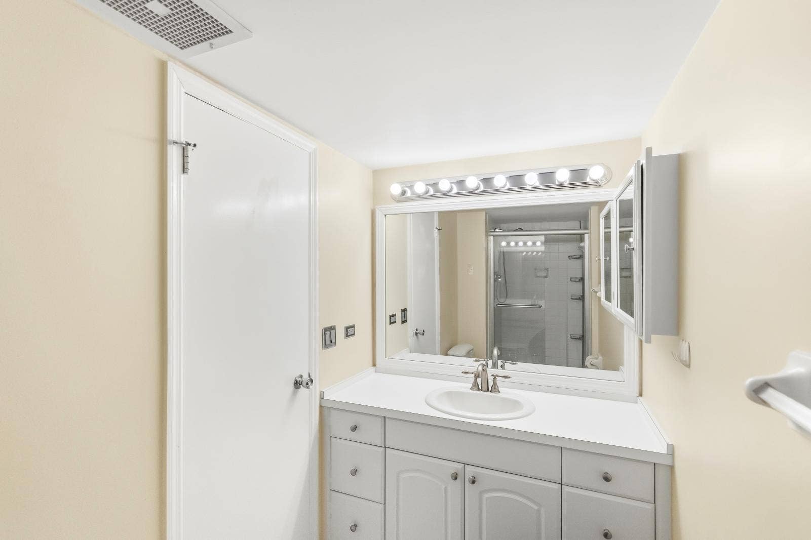 1200 MARINE Way, #203, North Palm Beach, FL 33408 Primary Bathroom Vanity