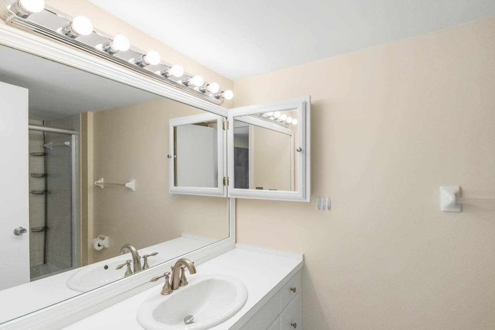 1200 MARINE Way, #203, North Palm Beach, FL 33408 Primary Bathroom