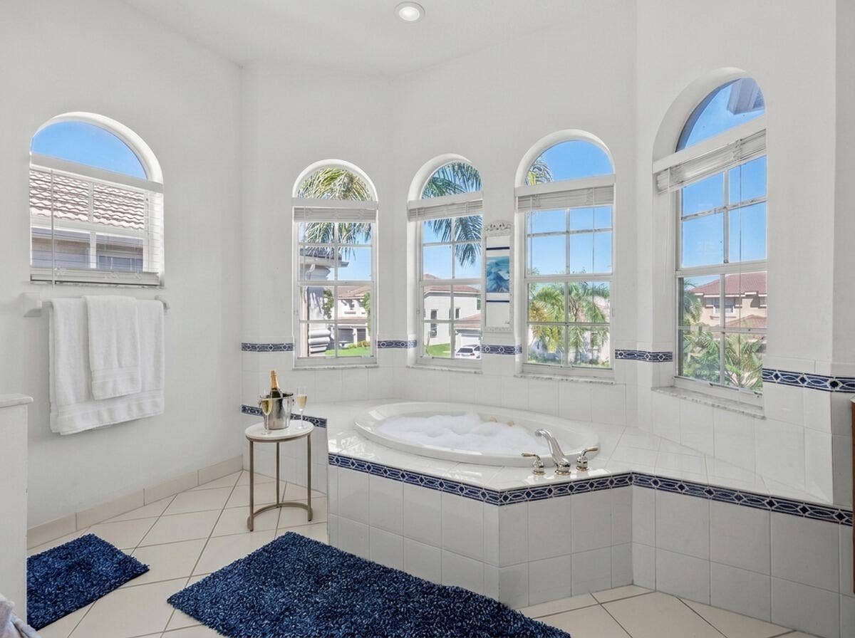 7576 Greenville Circle, Lake Worth, FL 33467 7576 Greenville - Primary Bathroom 04