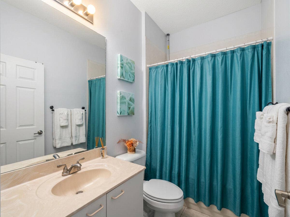 7576 Greenville Circle, Lake Worth, FL 33467 7576 Greenville - Guest Bathroom 01