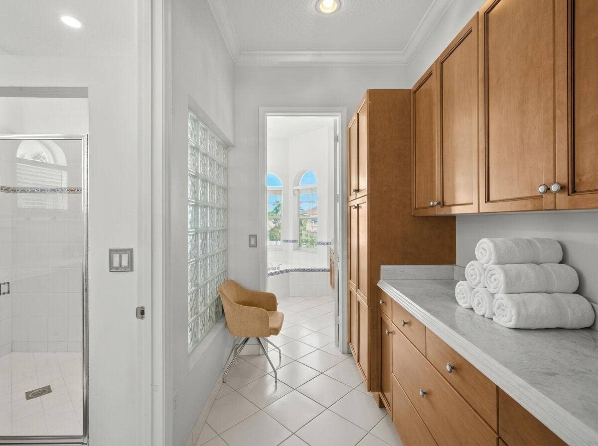 7576 Greenville Circle, Lake Worth, FL 33467 7576 Greenville - Primary Bathroom Entra