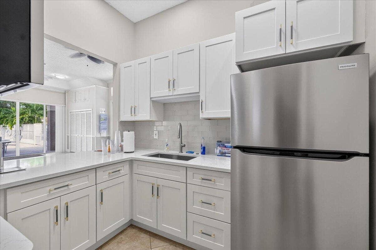 17 Sausalito Drive, Boynton Beach, FL 33436 35-8I8A4393