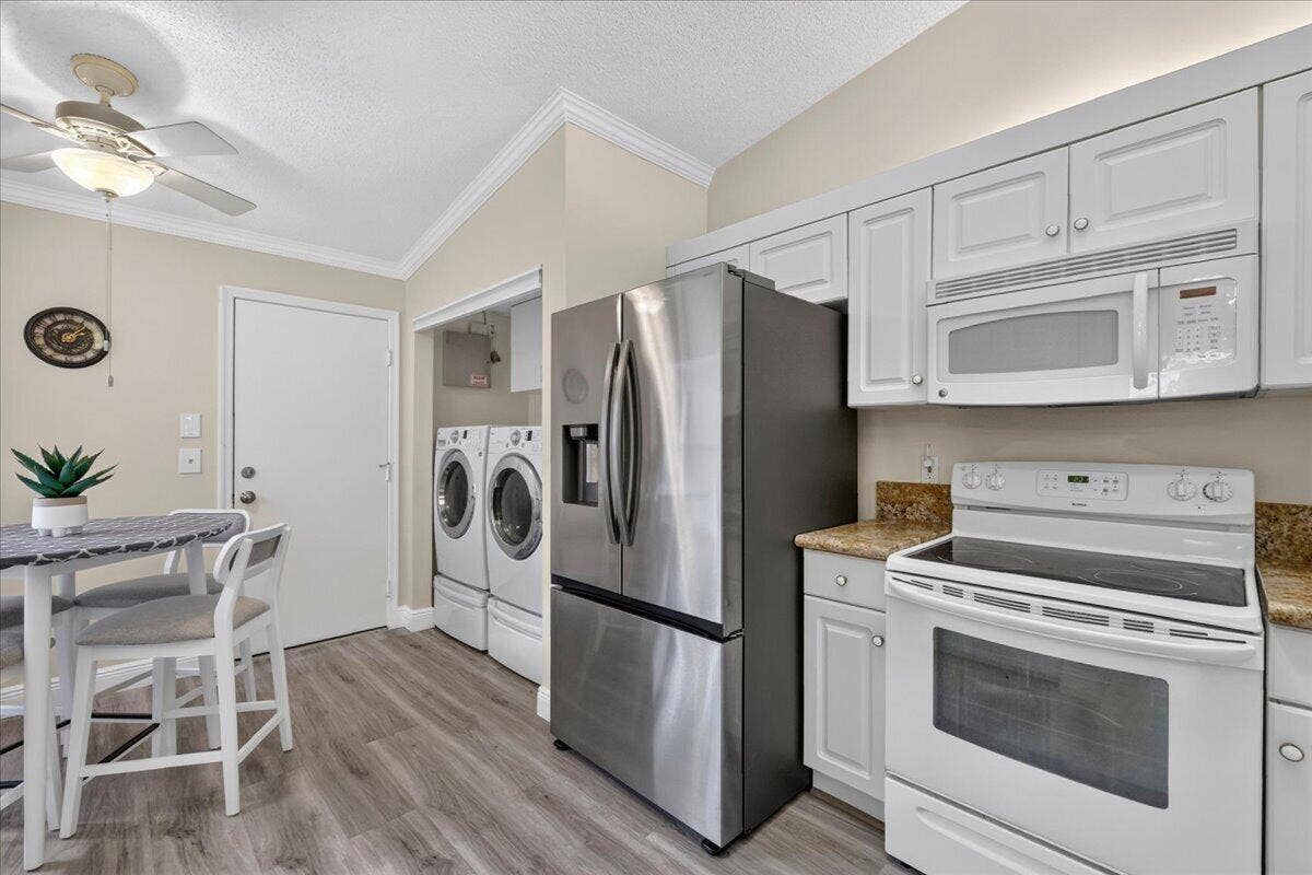 17 Sausalito Drive, Boynton Beach, FL 33436 09-8I8A4192