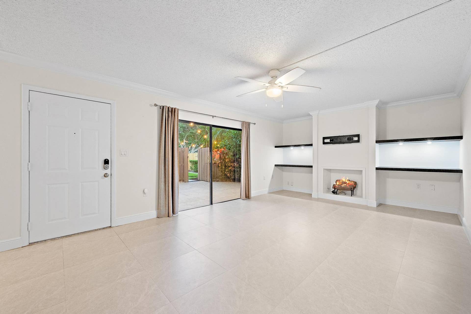 210 2nd Court, Palm Beach Gardens, FL 33410 Living area view 2