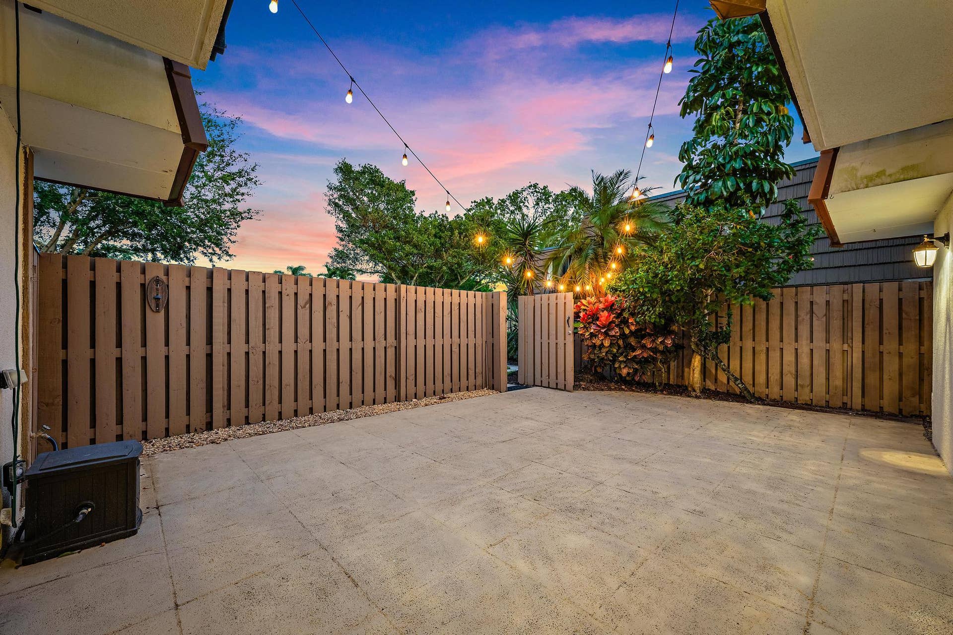 210 2nd Court, Palm Beach Gardens, FL 33410 Front patio view
